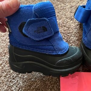 Northface toddler snowboots size 5